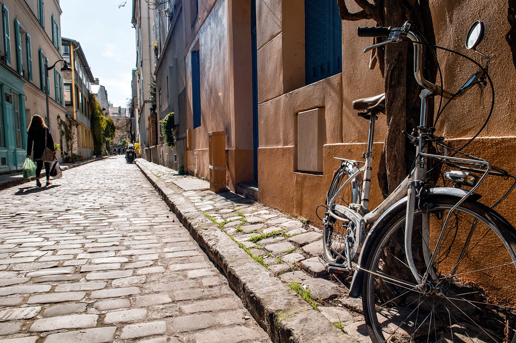 Vélo dans la rue des Thermopyles à Paris, France