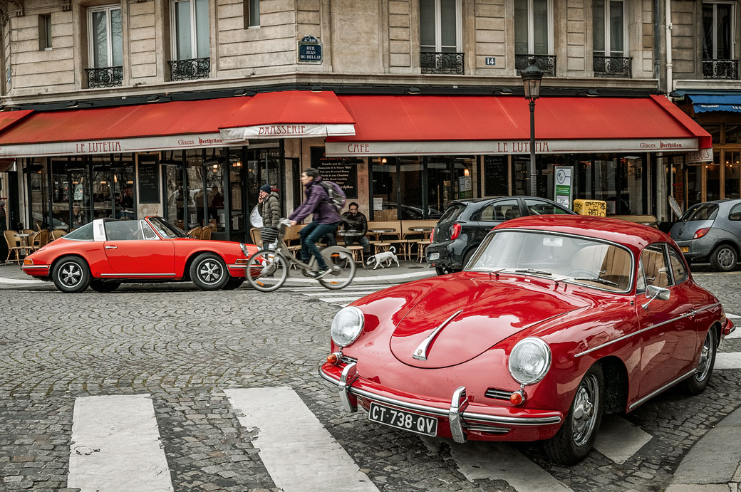Porsche anciennes rouges sur l'île Saint-Louis à Paris