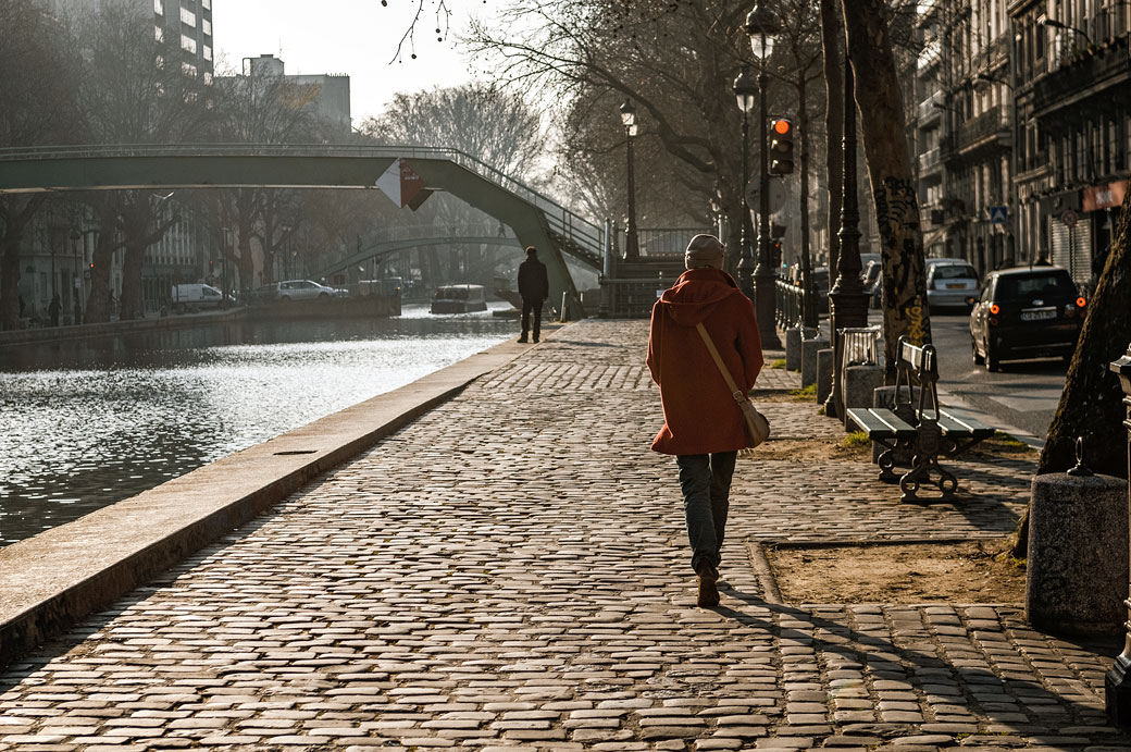 Femme au bord du Canal Saint-Martin à Paris