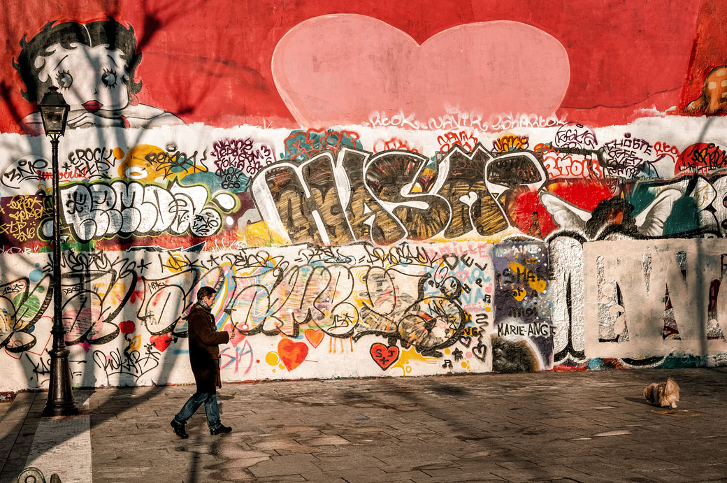 Mur et graffitis près du Canal Saint-Martin à Paris