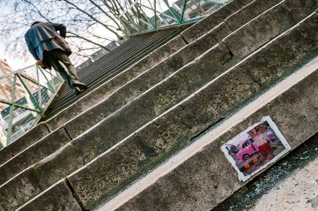 Homme sur un pont du canal Saint-Martin à Paris