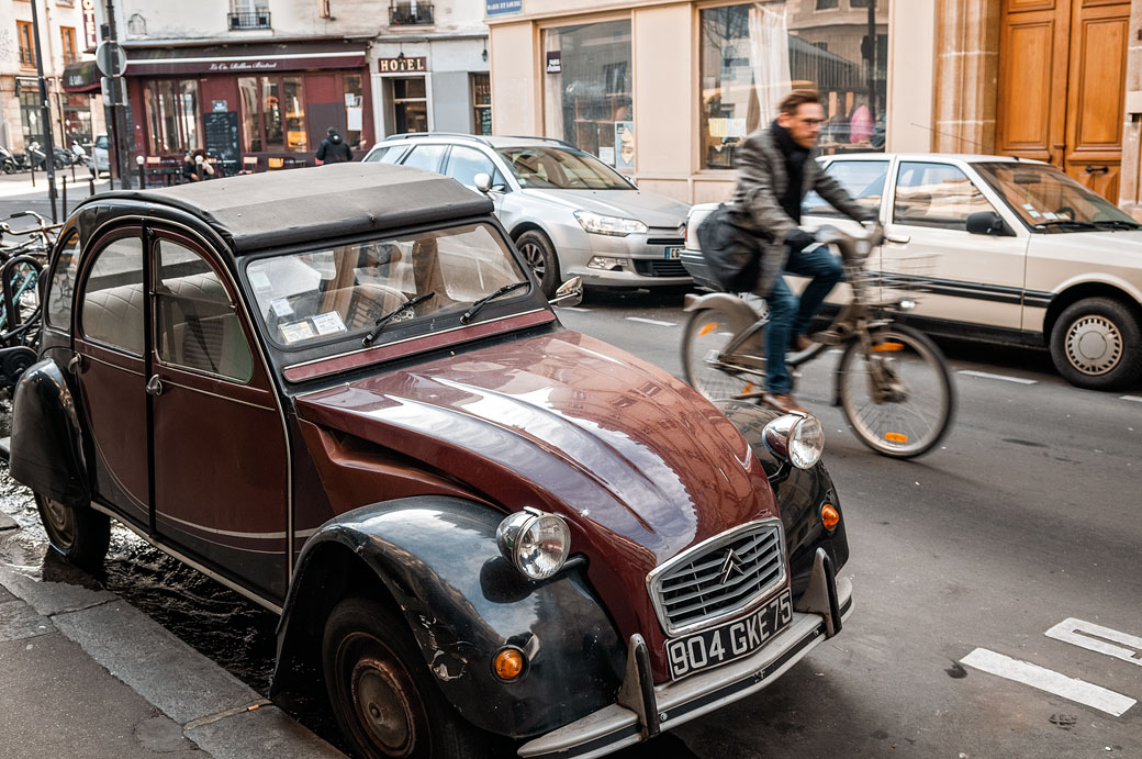 Citroën 2 CV dans une rue de Paris