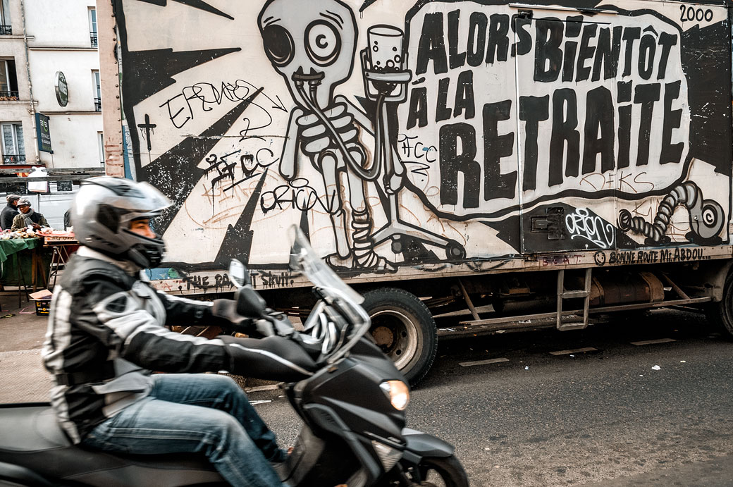 Graffiti sur un camion sur le boulevard de Belleville à Paris