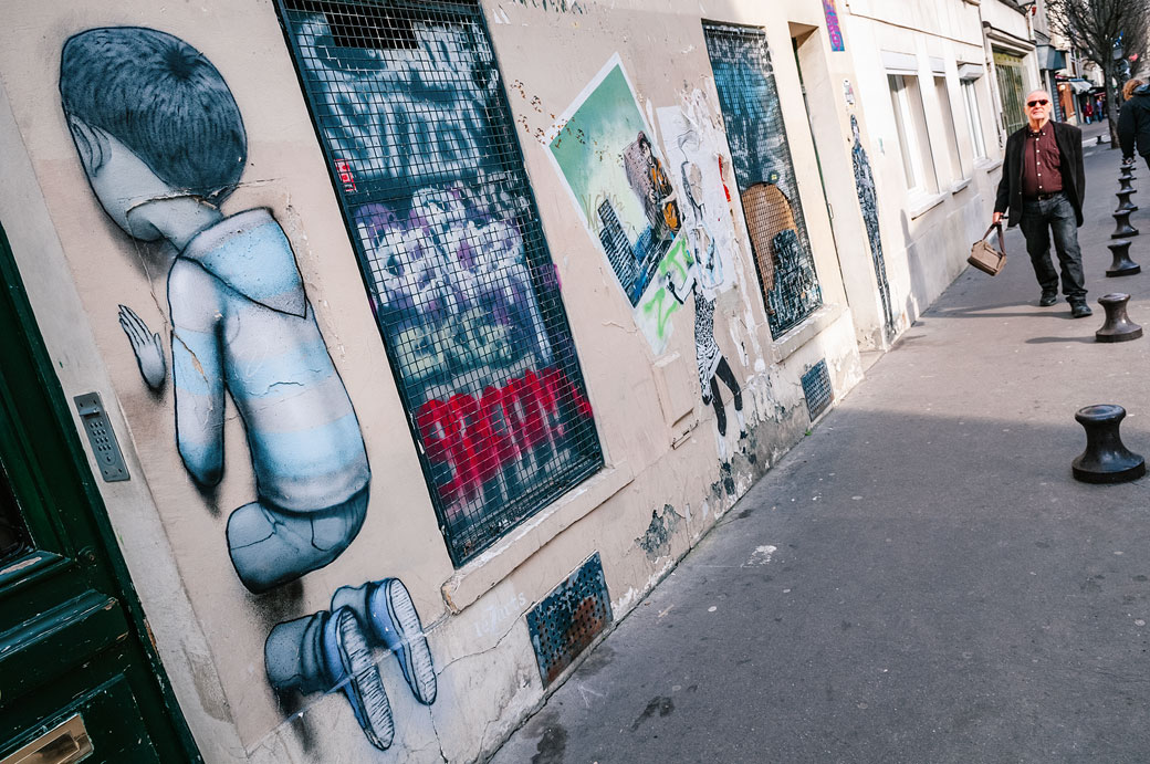 Graffiti et passant dans le quartier de la Butte-aux-Cailles de Paris