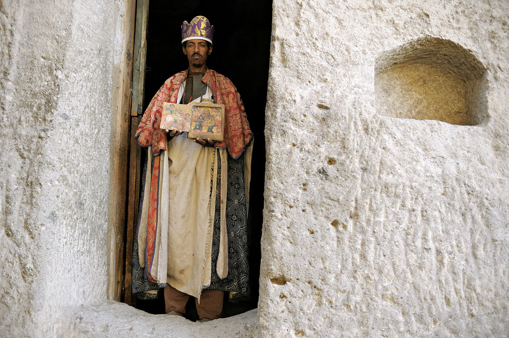 Prêtre à la porte de l'église Asheten-Mariam, Ethiopie