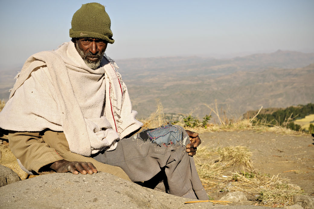 Homme assis sur le Mont Asheten près de Lalibela, Ethiopie