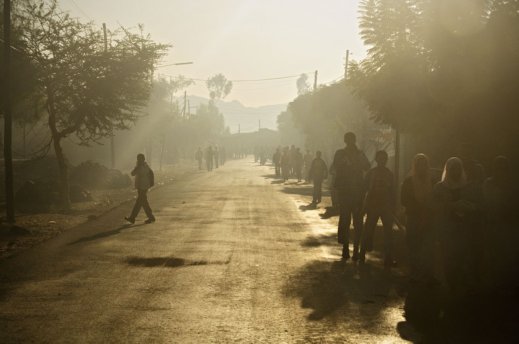 Piétons au bord d'une route au petit matin, Ethiopie