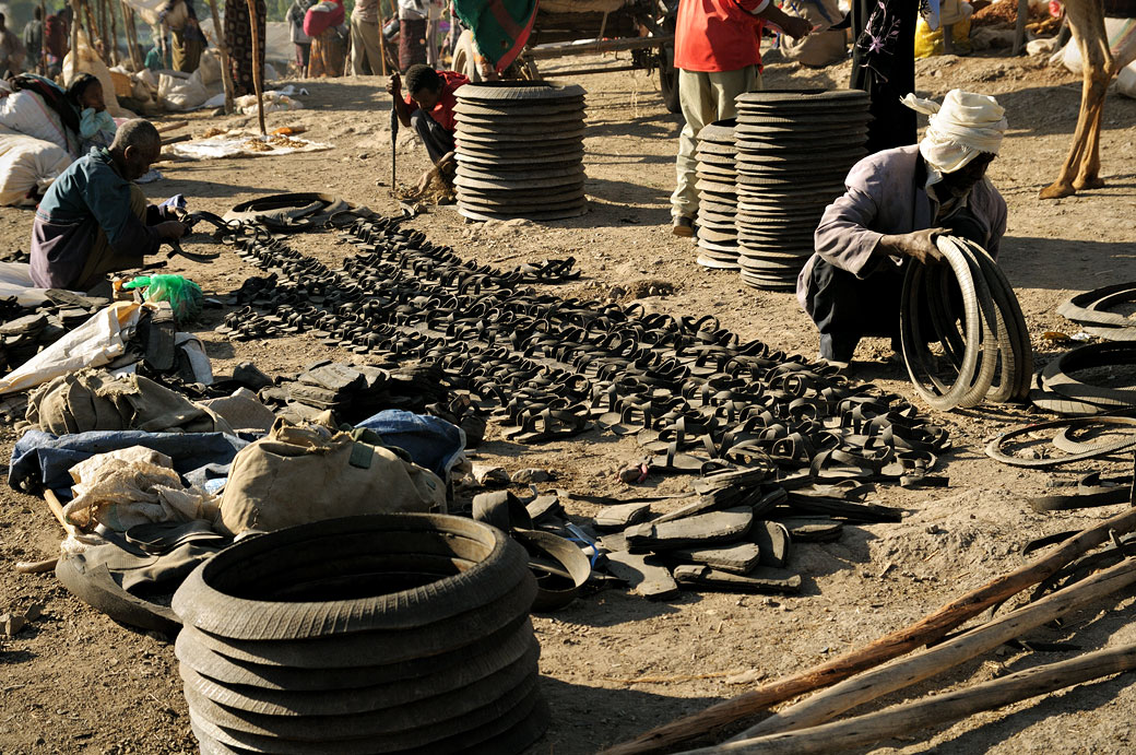 Sandales fabriquées avec de vieux pneus au marché de Bati, Ethiopie