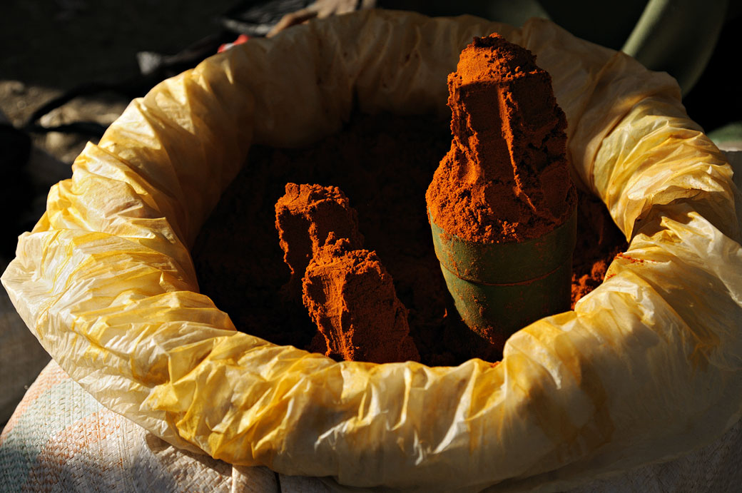 Epice rouge orangée dans un sac au marché de Bati, Ethiopie