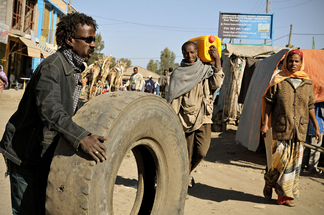 Business man avec un gros pneu au marché de Bati, Ethiopie