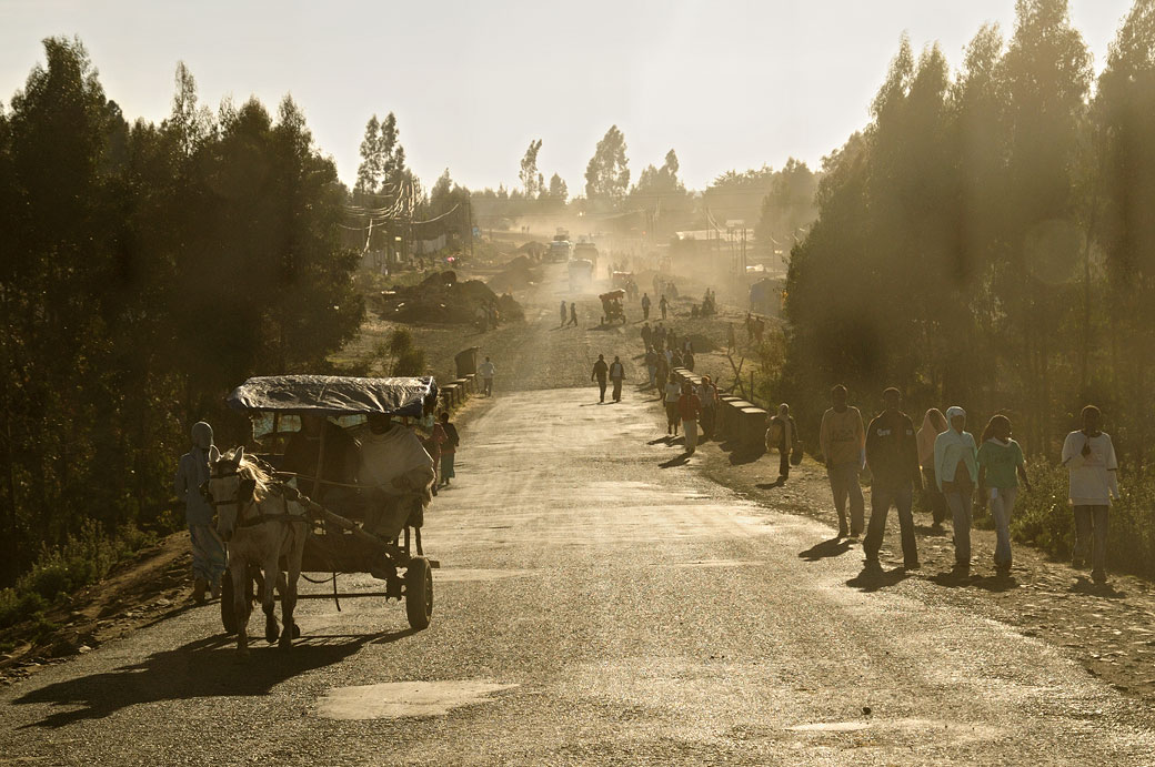 Passants et charrette sur une route en construction, Ethiopie