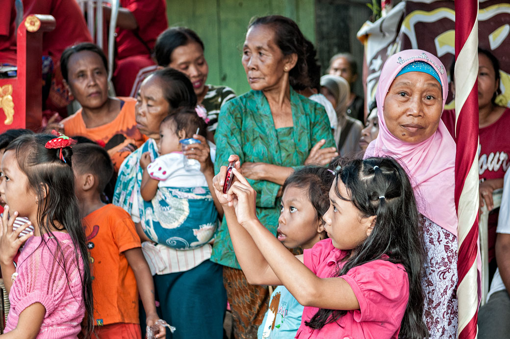 Villageois à une fête dans un village de la province Java oriental, Indonésie