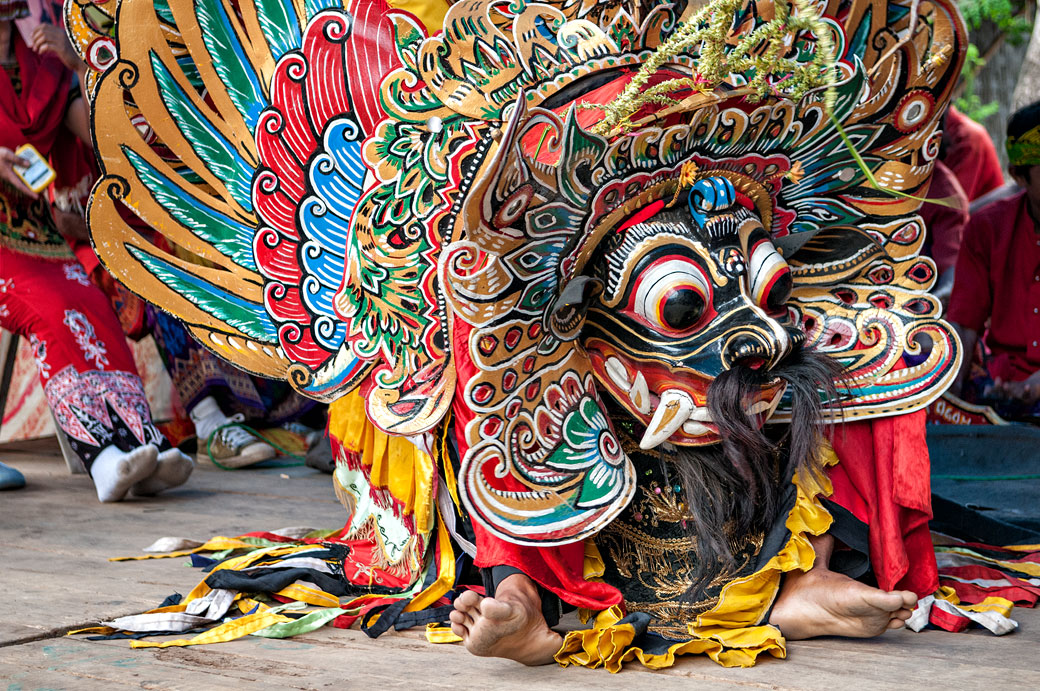 Masque lors d'une danse Barong dans un village de Java oriental, Indonésie