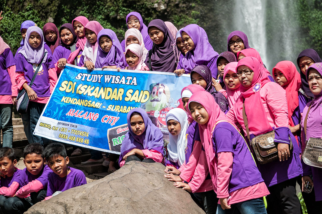 Visiteurs à la chute de Coban Rondo, Indonésie