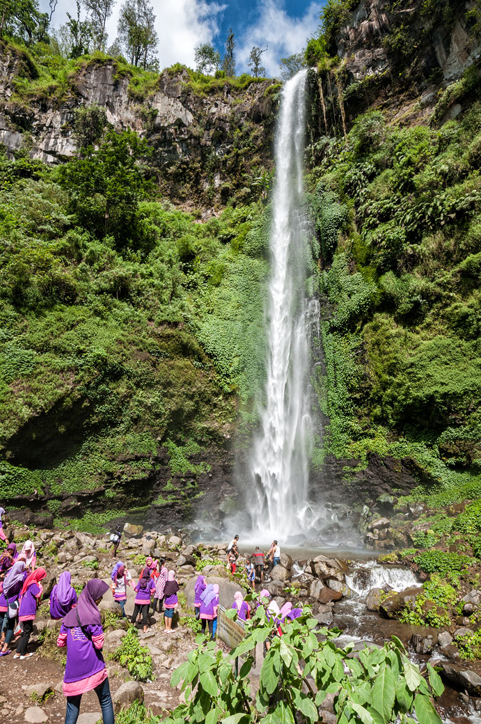 Visiteurs devant la chute de Coban Rondo, Indonésie