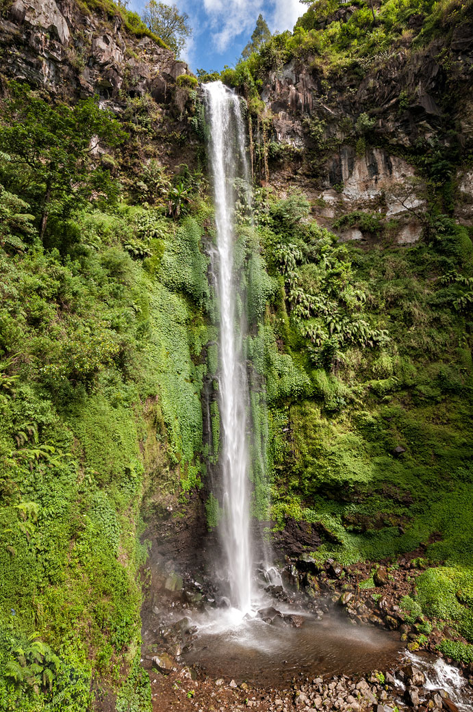 La belle chute de Coban Rondo près de Pujon, Indonésie