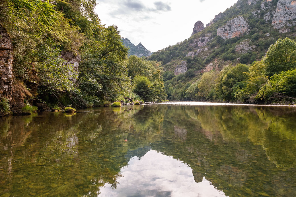 Rivière et reflet dans les gorges du Tarn, France