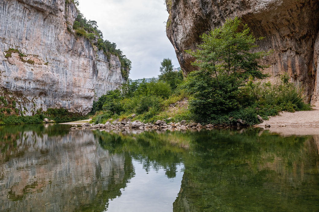 Reflet au fond des gorges du Tarn, France