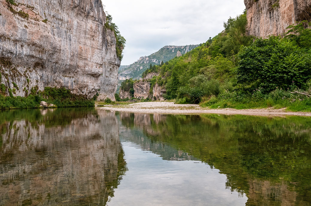 Reflet et tranquilité dans les gorges du Tarn, France