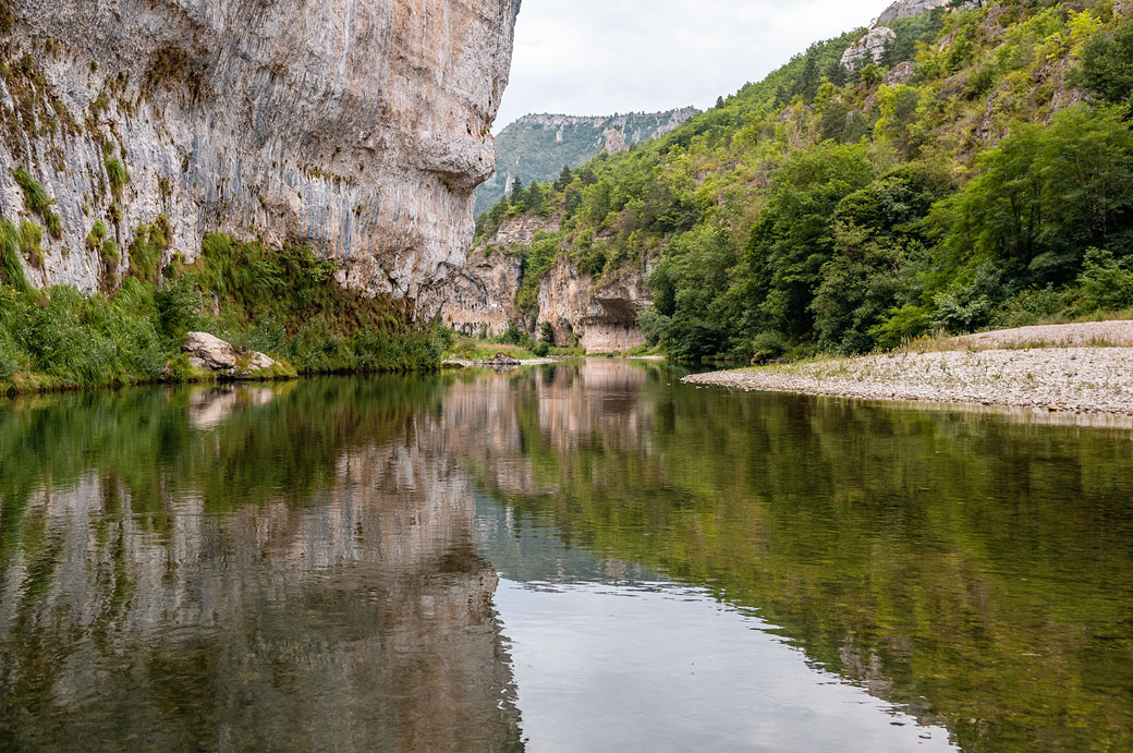 Rivière miroir dans les gorges du Tarn, France