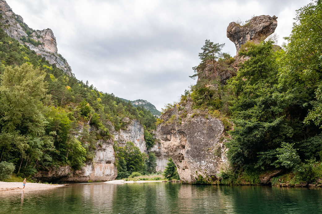 Rocher à la forme étrange dans les gorges du Tarn, France