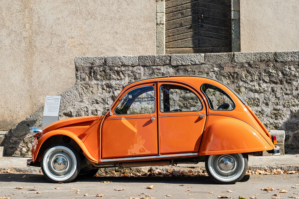 Citroën 2CV orange à Calenzana en Corse