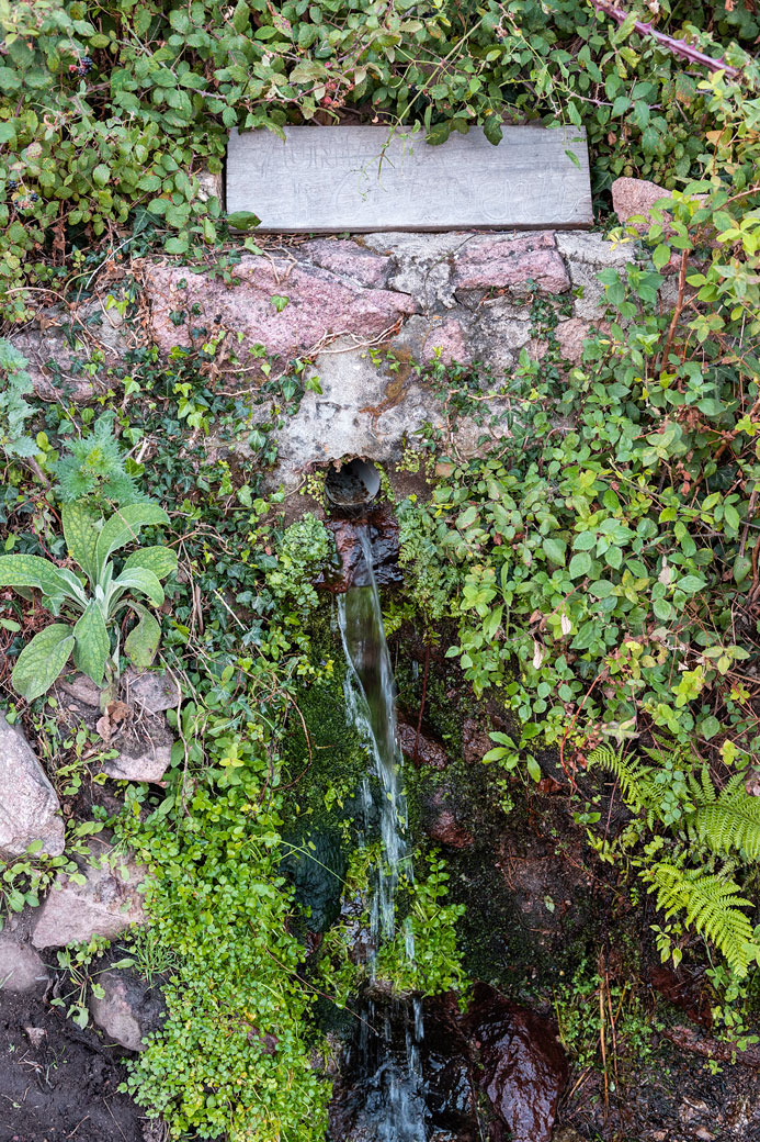 Fontaine d'Ortiventi peu après le départ du GR20 à Calenzana, Corse