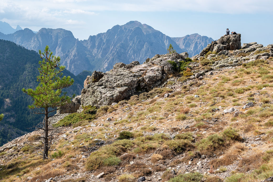 Pause sur le GR20 face à un magnifique panorama, Corse