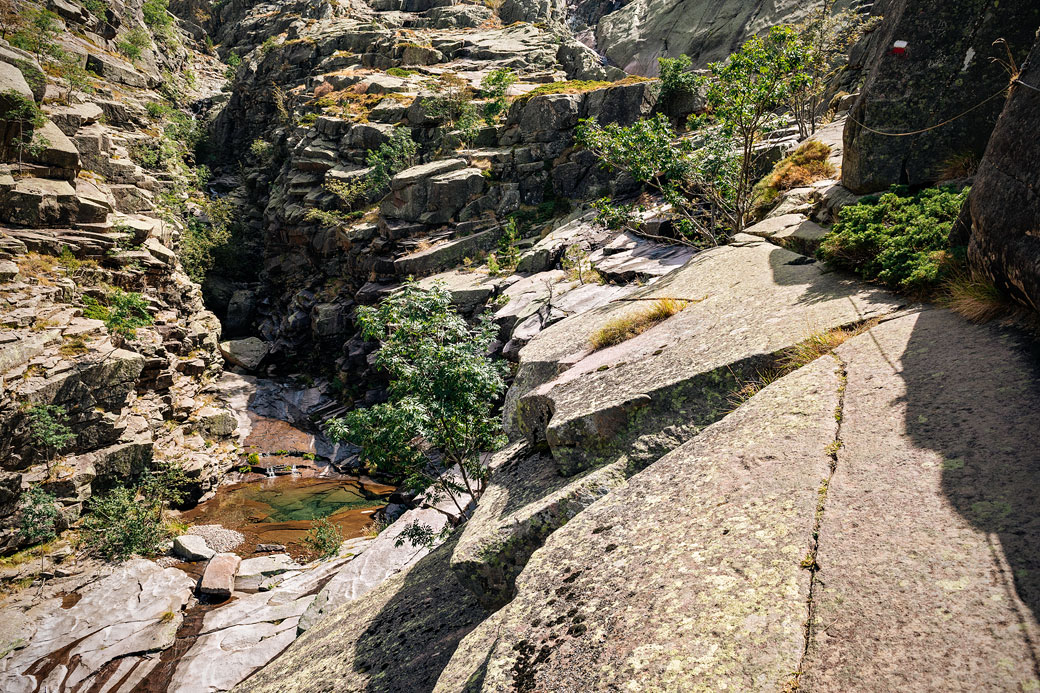 Dalles rocheuses lors de la 3e étape du GR20, Corse