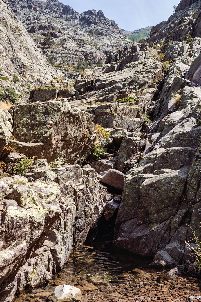 Montée dans les rochers lors de la 3e étape du GR20, Corse