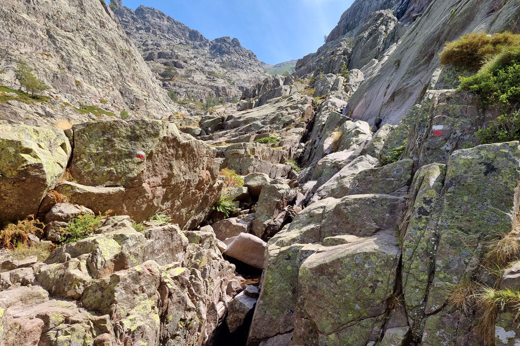 Itinéraire du GR20 dans les rochers lors de la 3e étape, Corse