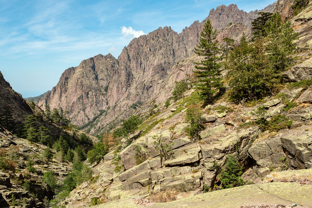 Rochers et montagnes entre Carrozzu et le lac de Muvrella sur le GR20