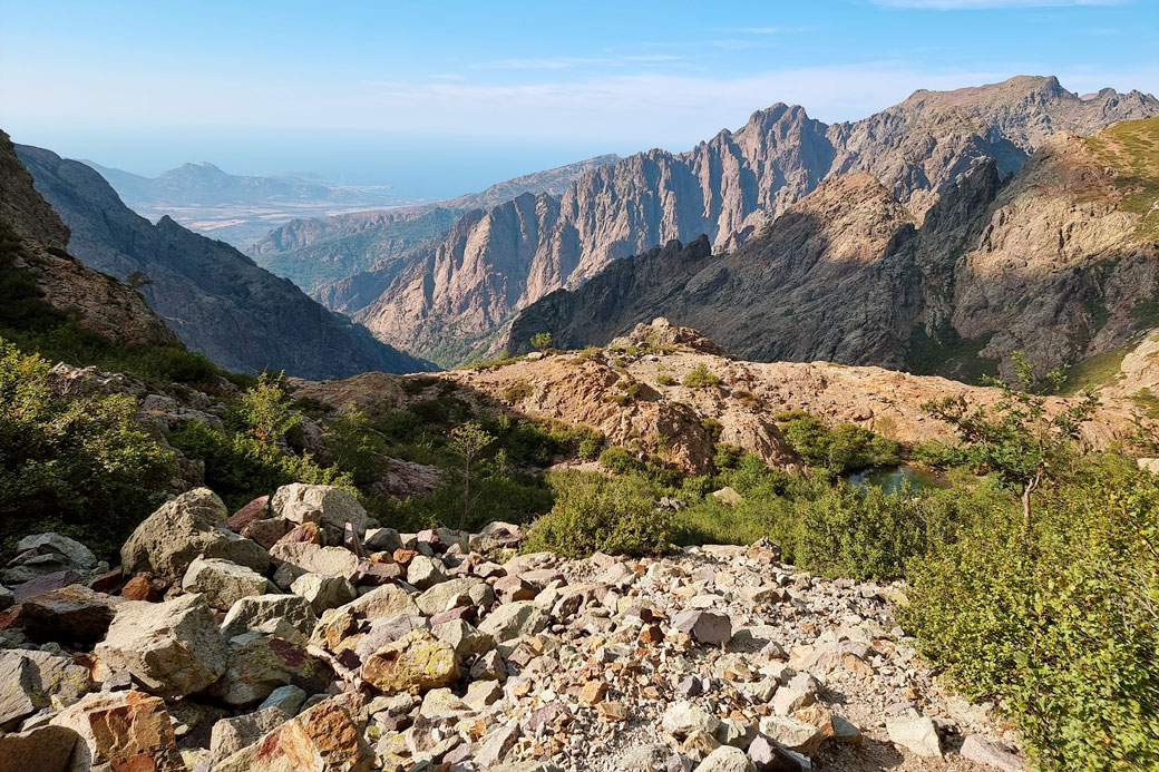 Raide montée après le lac de la Muvrella sur le GR20