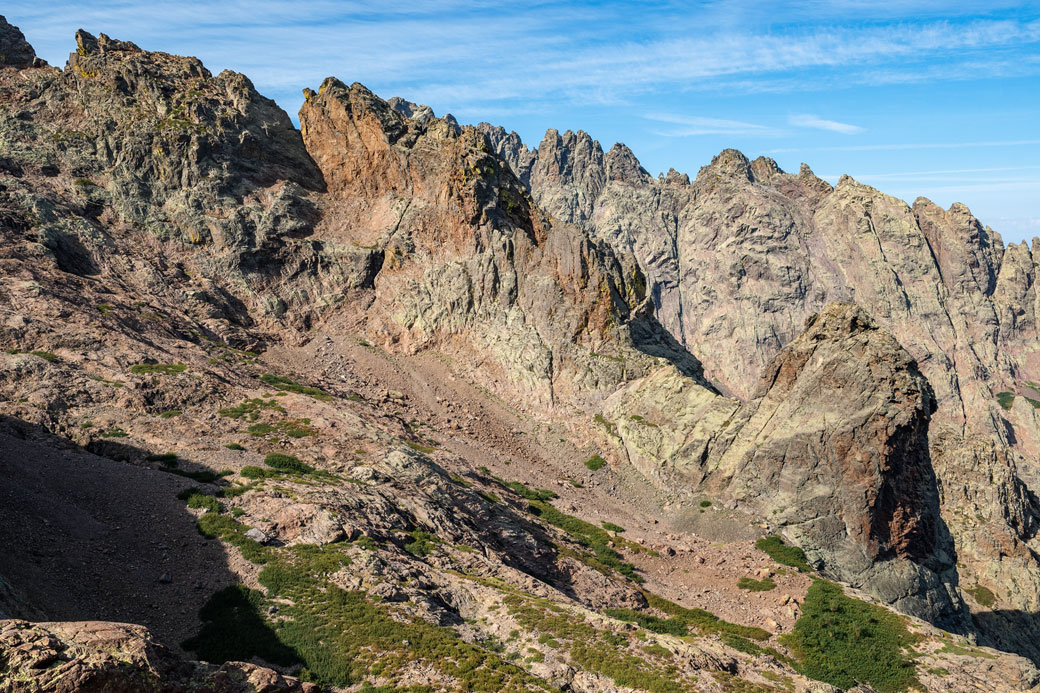 Montagnes lors de la montée à la pointe des Éboulis sur le GR20