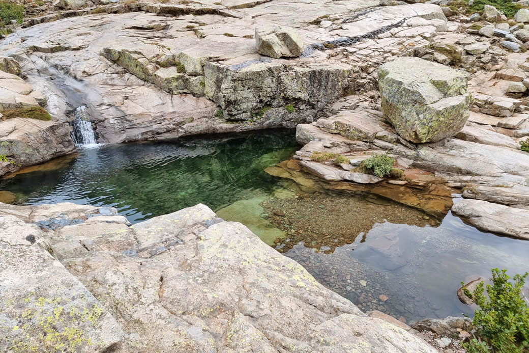 Bassin d'eau clair entre Ciottulu di i Mori et le Castel de Vergio, Corse