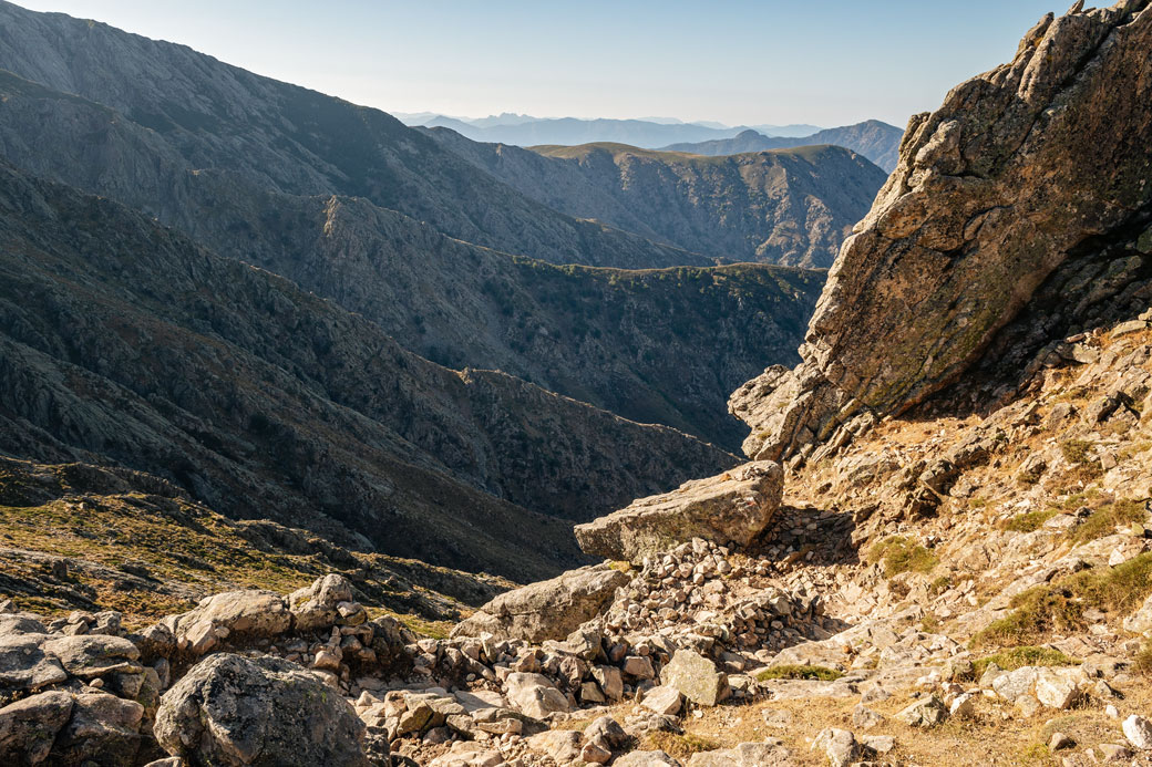 Rochers et montagnes sur la 6e étape du GR20, Corse
