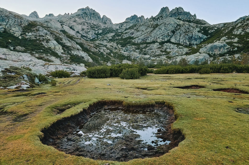 Petit plateau de pozzines lors de la montée vers Bocca alle Porte, Corse