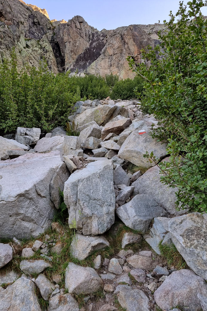 Chemin de rochers lors de la montée vers Bocca alle Porte, Corse