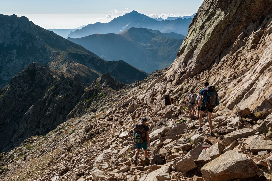 Randonneurs qui entament la descente depuis Bocca alle Porte sur le GR20, Corse