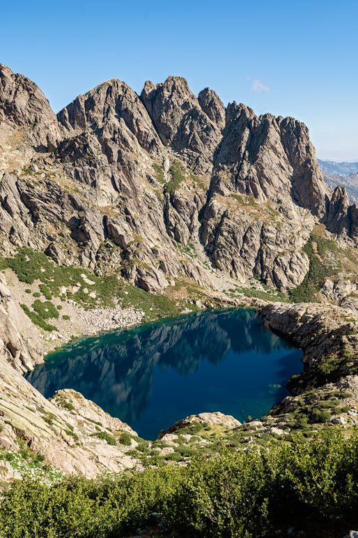 Lac de Capitello au pied des montagnes sur le GR20, Corse