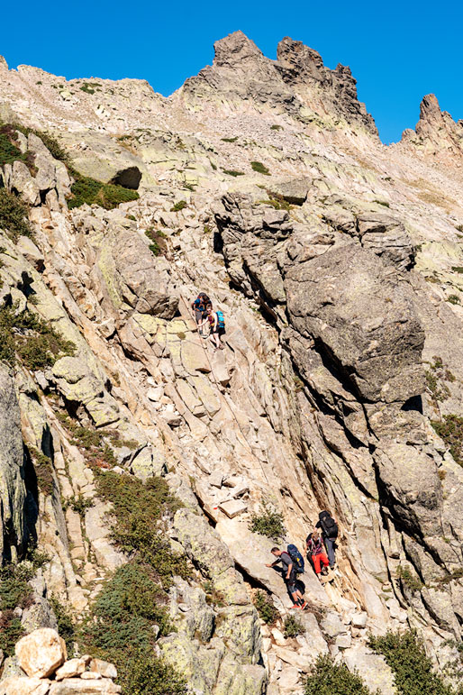 Passage délicat équipé de chaînes sur le GR20, Corse