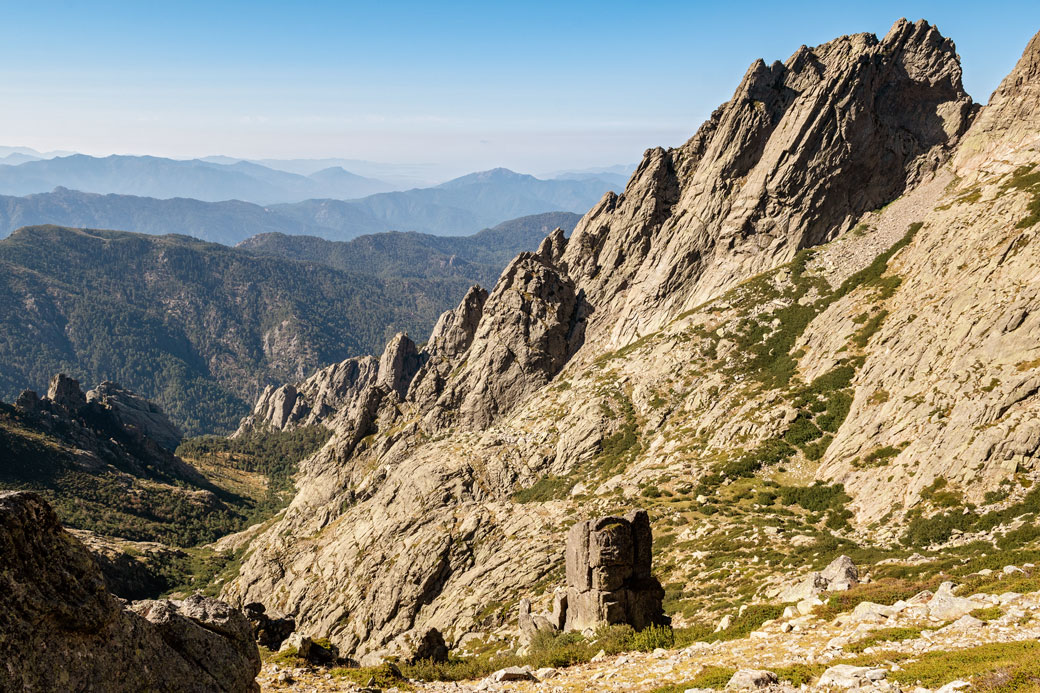 Montagnes et rochers sur la 7e étape du GR20, Corse