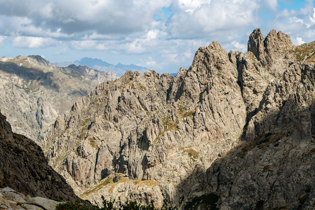 Dédale de montagnes lors de la 7e étape du GR20, Corse