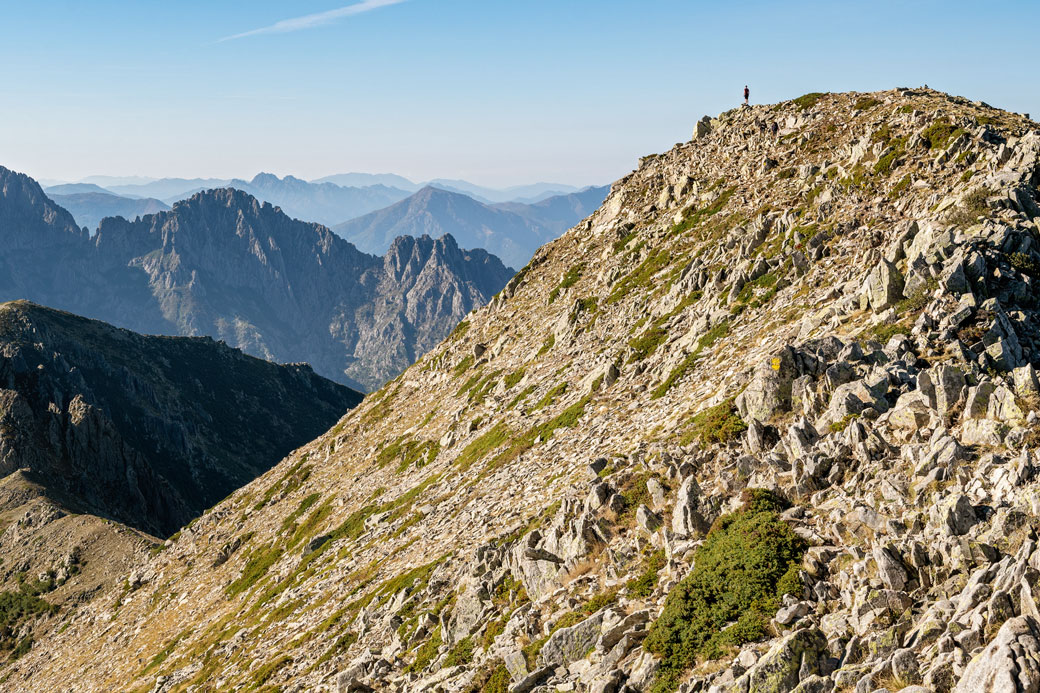 Homme sur une crête entre Petra Piana et l'Onda, Corse