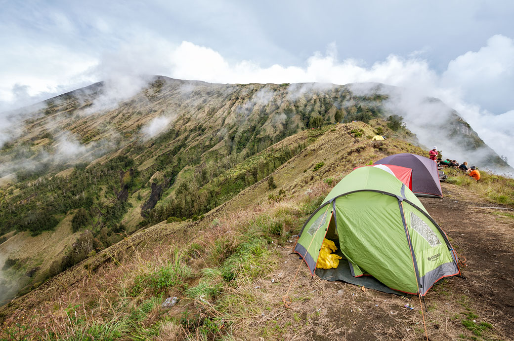 Camp de Pelawangan Sembalun Crater rim sur le Rinjani, Lombok, Indonésie