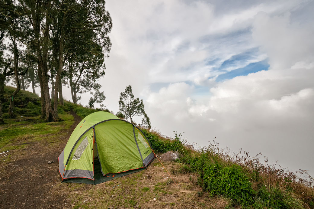 Ma tente au camp de Pelawangan Sembalun Crater rim sur le Rinjani