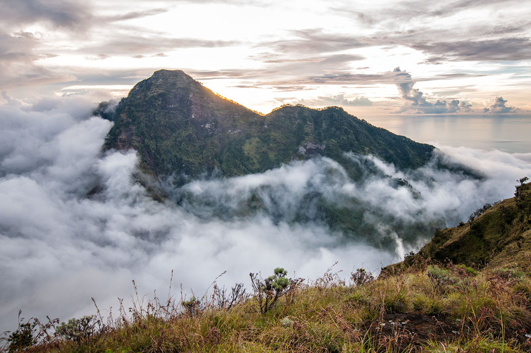 Brume depuis le camp de Pelawangan Sembalun Crater rim sur le Rinjani