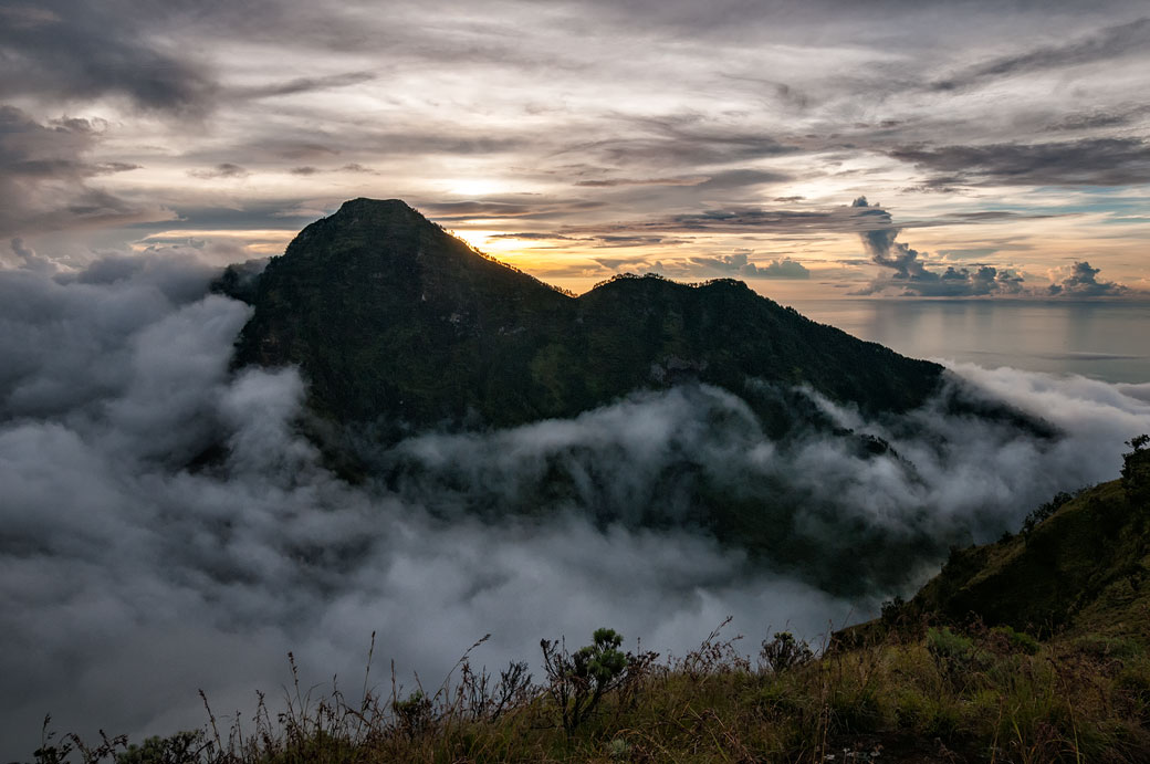 Brume et coucher de soleil sur le Rinjani, Lombok, Indonésie