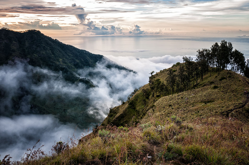 Brume au-dessus de la mer sur le Rinjani, Lombok, Indonésie