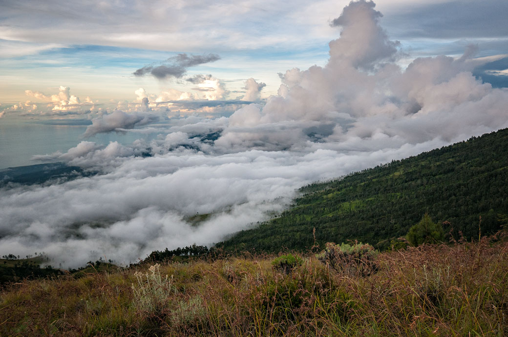 Ciel et nuages sur le flanc du Mont Rinjani, Lombok, Indonésie